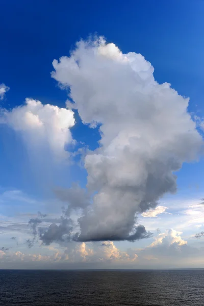 Nuages au-dessus de l'océan — Photo