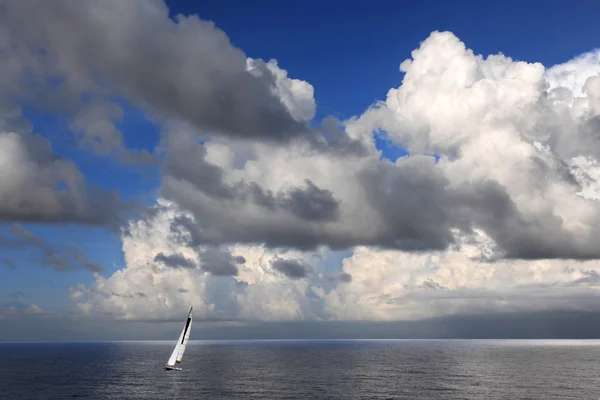 Zeilboot in de cayman eilanden — Stockfoto