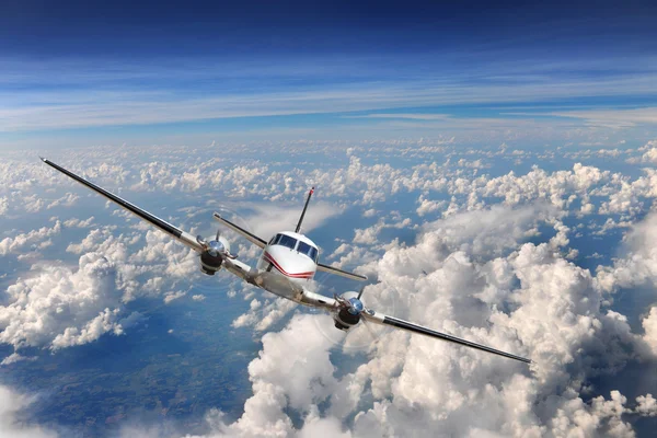 雲の上を飛ぶ飛行機は — ストック写真