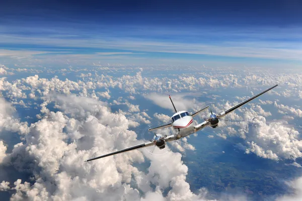 Αεροπλάνο που πετάει πάνω από τα σύννεφα — Φωτογραφία Αρχείου