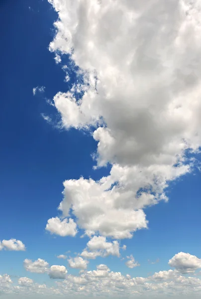 Blå himmel med moln — Stockfoto