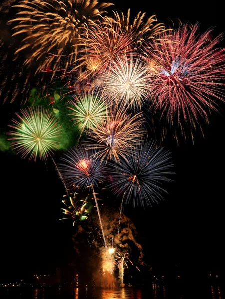 Feux d'artifice de plusieurs couleurs — Photo