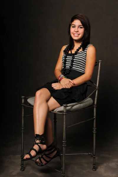 Hispanisches Mädchen sitzt — Stockfoto