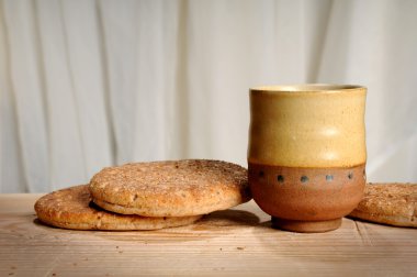 ekmek ve şarap bardağı