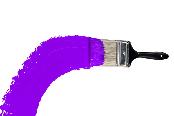 Кисть с фиолетовой краской — стоковое фото