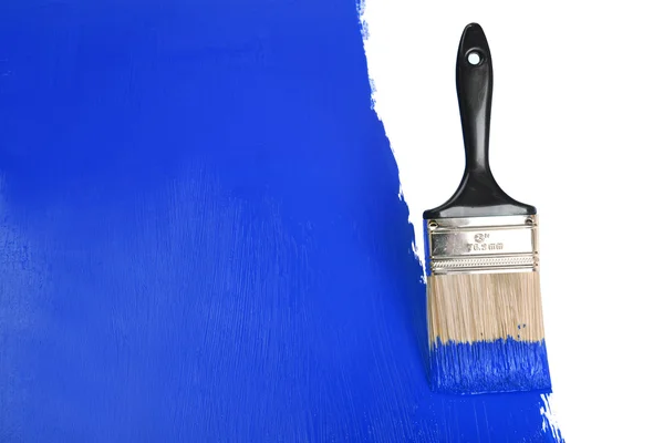 Štětec malování zdi s modrou barvou — Stock fotografie