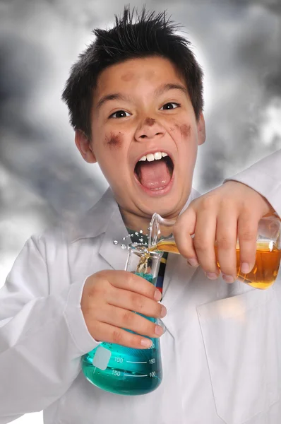 Jonge gekke wetenschapper mengen chemicaliën — Stockfoto