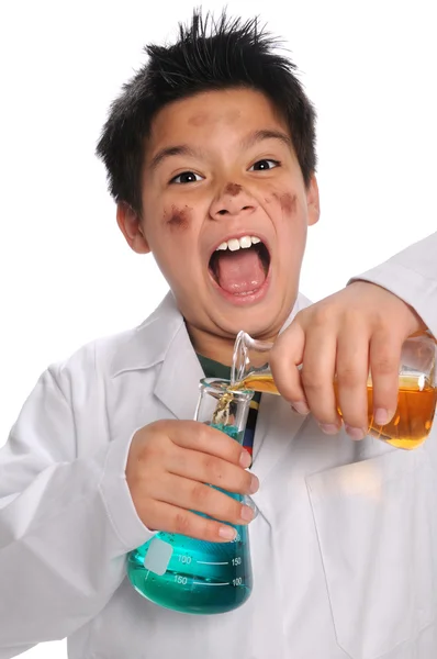 젊은 미친 과학자 화학 물질을 혼합 — 스톡 사진