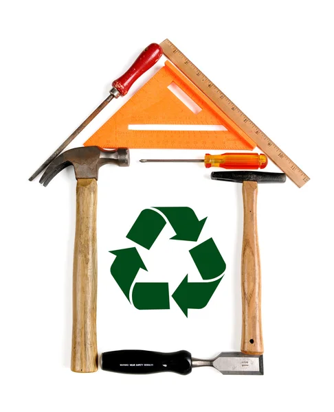Dom składa się z narzędzi symbolem recyklingu — Zdjęcie stockowe