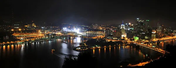 Cidade de Pittsburgh à noite — Fotografia de Stock