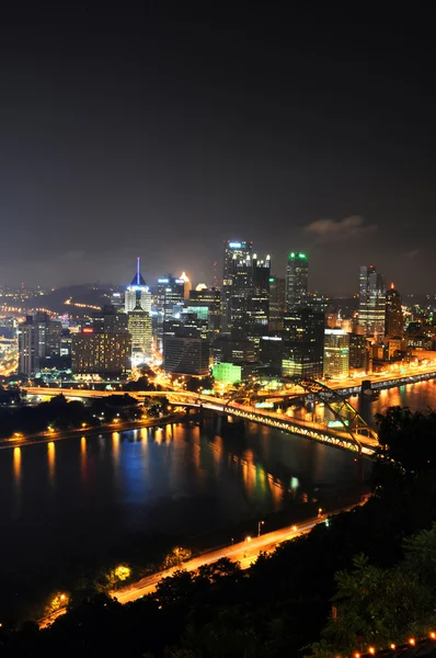 Pittsburgh skyline in de nacht — Stockfoto