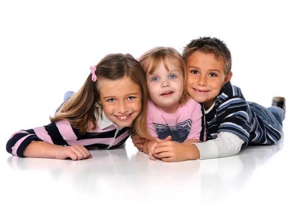 Kinder auf dem Boden liegend — Stockfoto