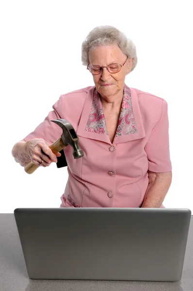 Elder Woman BReaking Paltop com martelo — Fotografia de Stock