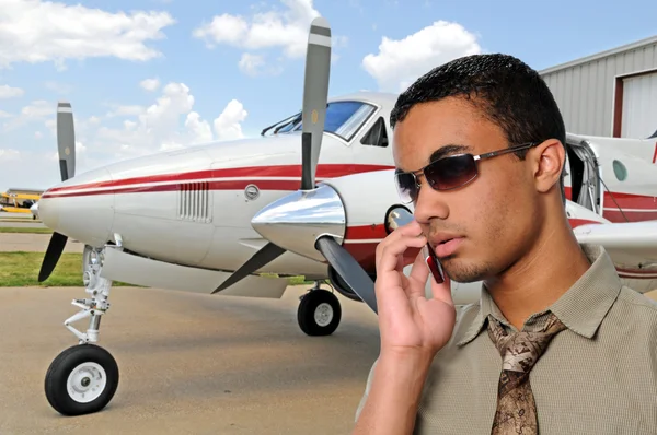Giovane uomo che parla su un cellulare in aeroporto — Foto Stock