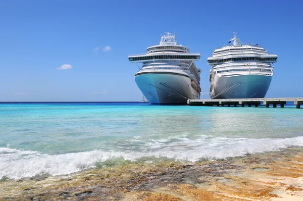 Navios de cruzeiro atracados na ilha Caicos — Fotografia de Stock