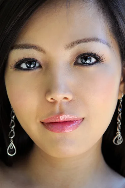 Porträtt av vacker asiatisk kvinna — Stockfoto