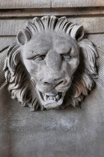 Scuplture av huvudet av lejon — Stockfoto