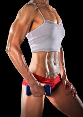 kadın dumbbell tutarak orta kısmında