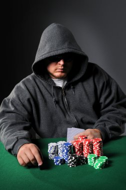 poker oyuncusu ile güneş gözlüğü