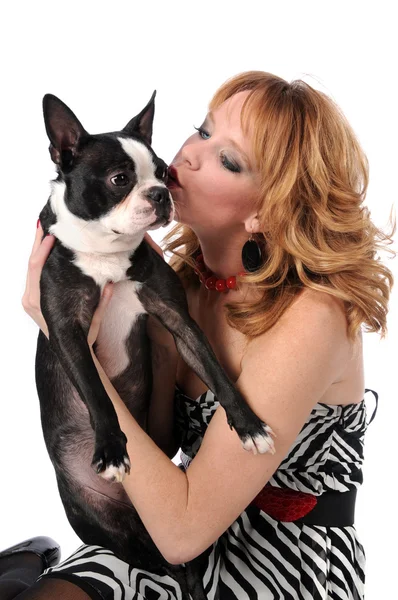 Kobieta całuje boston terrier — Zdjęcie stockowe