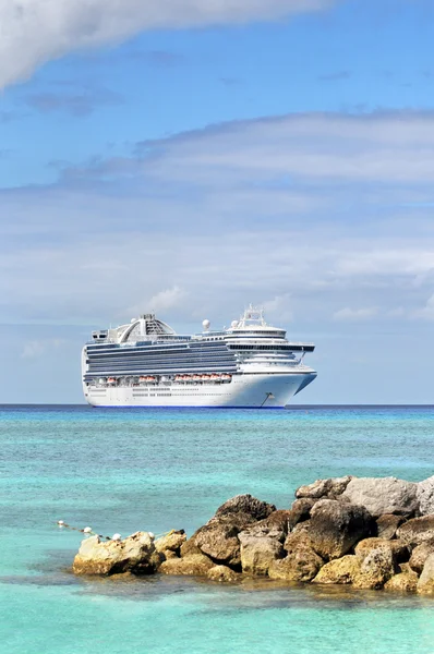 Navio de cruzeiro em águas tropicais — Fotografia de Stock