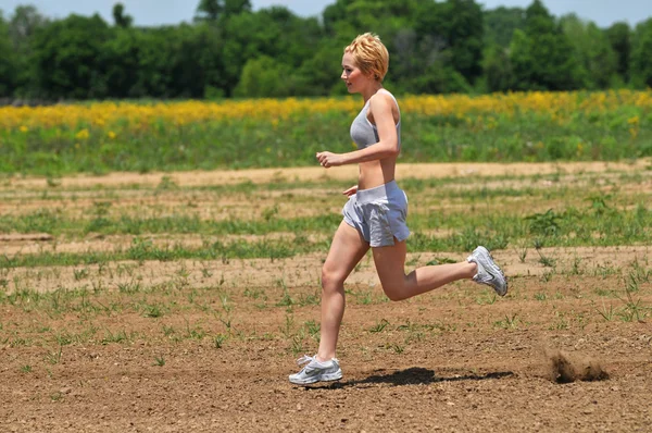 Femeie alergând — Fotografie, imagine de stoc