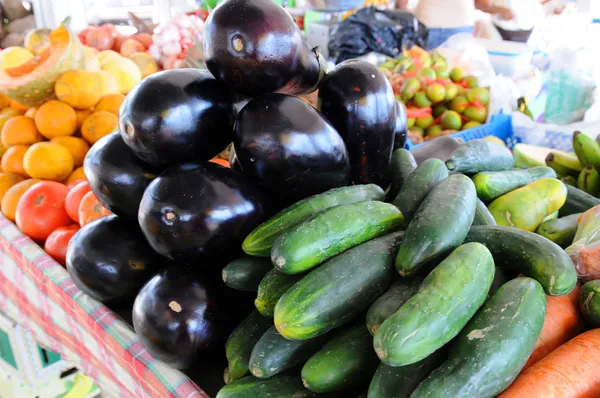 Fruits et légumes dans un marché ouvert — Photo