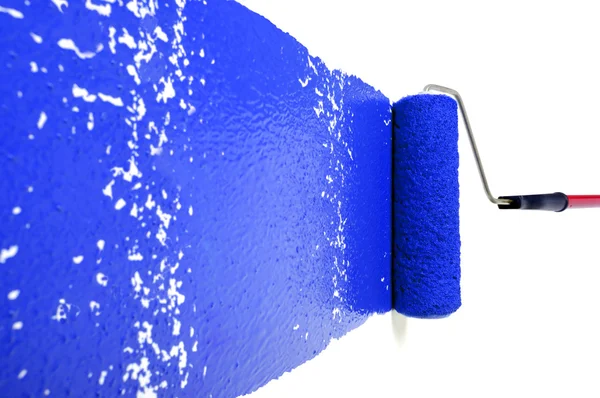 Rolki z niebieskiej farby na białej ścianie — Zdjęcie stockowe