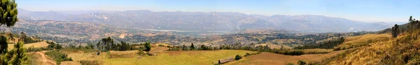 Vue panoramique de la chaîne de montagnes — Photo