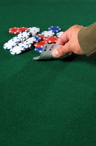 Jogador de poker mão mostrando dois áses — Fotografia de Stock