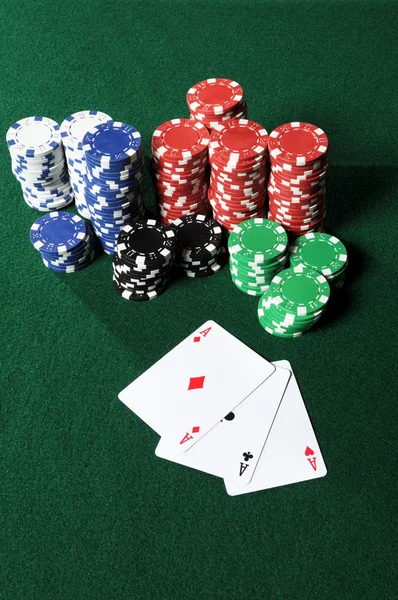 Cuatro ases y fichas de poker — Foto de Stock