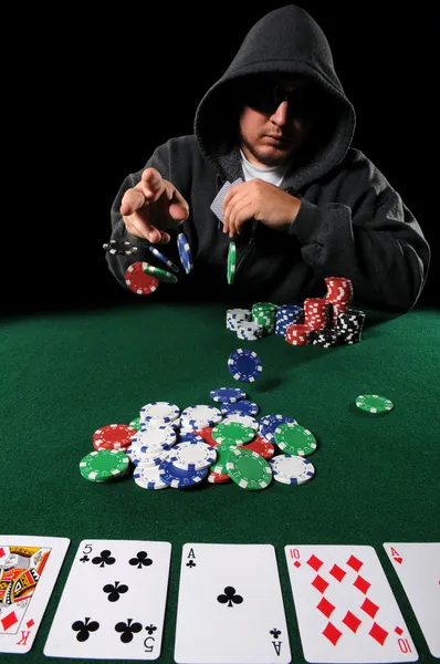 Pokerspeler weddenschappen — Stockfoto