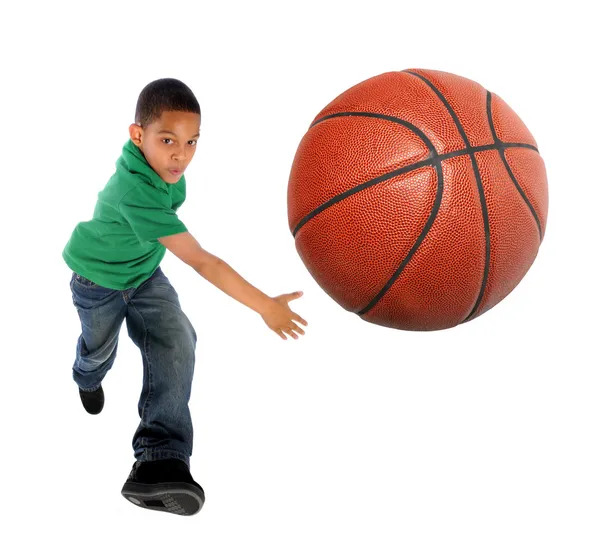 Jong jongen spelen basketbal — Stockfoto