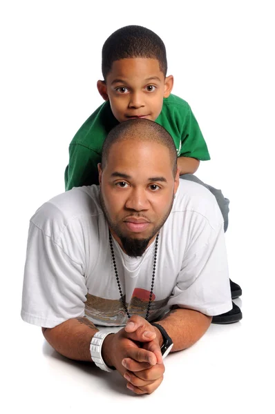 父亲和儿子躺地板上 — Φωτογραφία Αρχείου
