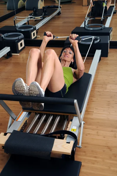 Mujer haciendo ejercicio — Foto de Stock