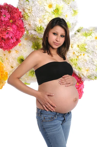 Mulher hispânica grávida com as mãos na barriga — Fotografia de Stock