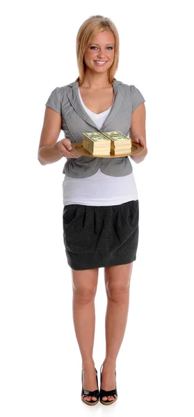 Mujer joven sosteniendo el dinero en bandeja —  Fotos de Stock