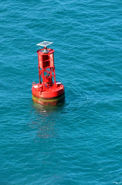 Navigatie boei in de Oceaan — Stockfoto