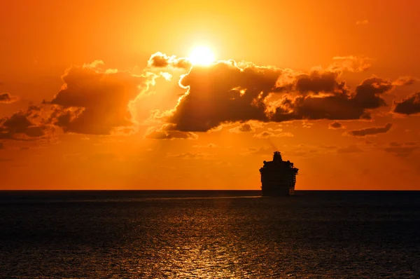 Bateau de croisière naviguant vers le coucher du soleil — Photo