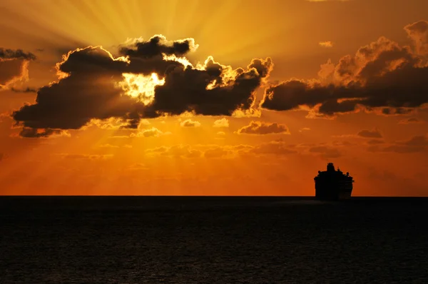 Navio de cruzeiro navegando em direção ao pôr do sol — Fotografia de Stock