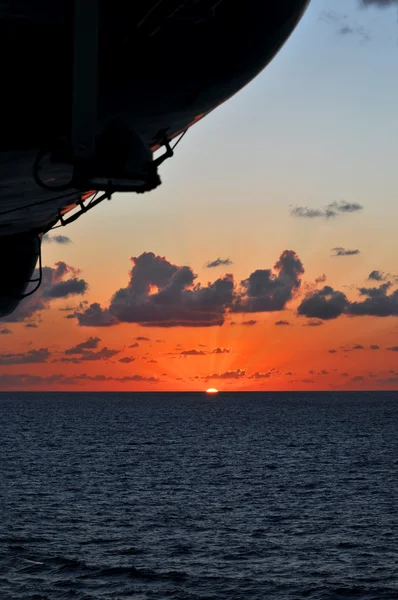 Solnedgång på havet från kryssningsfartyg — Stockfoto