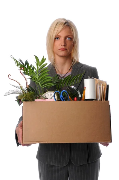 Mulher carregando pertences em caixa — Fotografia de Stock