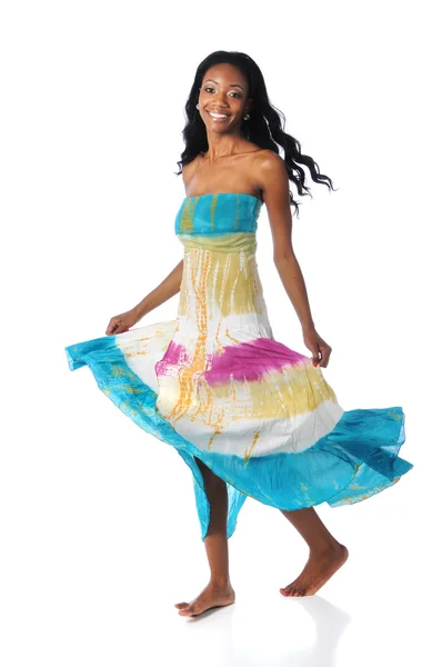 Junge Frau mit buntem Kleid — Stockfoto