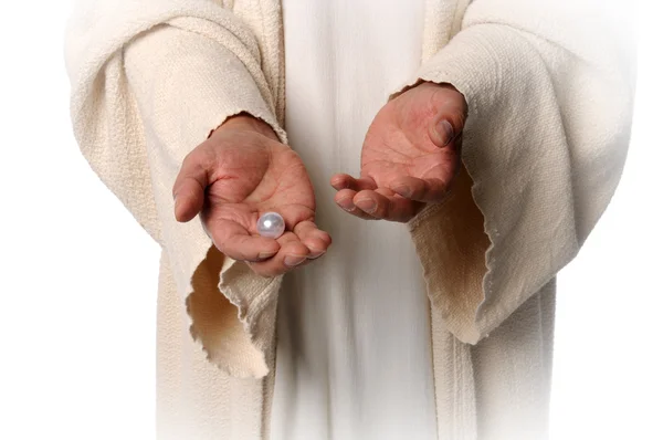 Mãos de Jesua segurando pérola — Fotografia de Stock