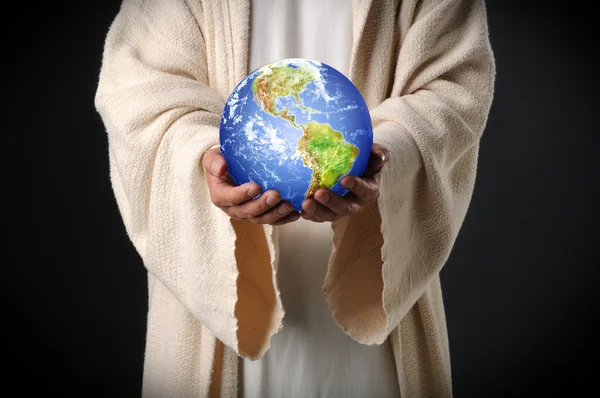 Jesus segurando o mundo em suas mãos — Fotografia de Stock