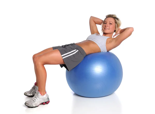 Mujer haciendo ejercicio en la pelota de fitness — Foto de Stock