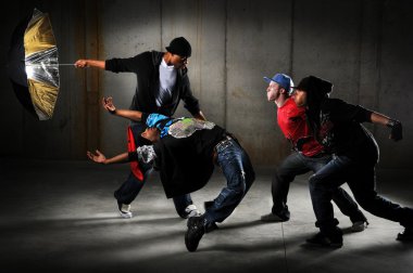 hip hop erkekler gerçekleştirme