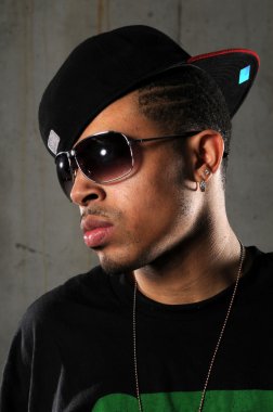 gözlüklü adam portresi