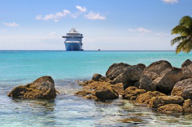 cruise gemisi ile tropikal plaj