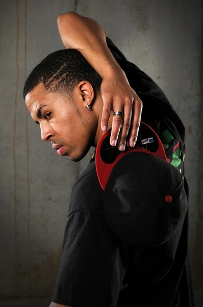 Hip Hop Hombre Holding Sombrero — Foto de Stock